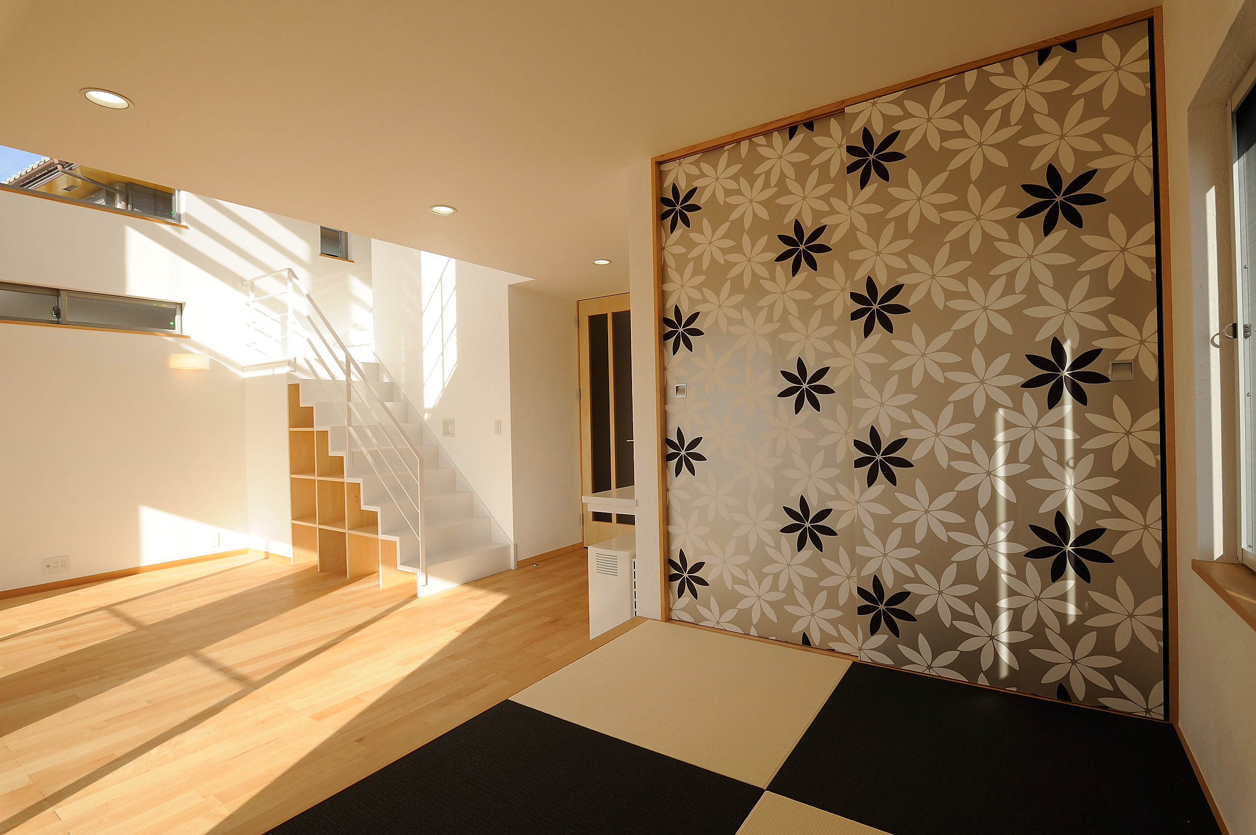 市松の畳が北欧の輸入壁紙とマッチする和の空間からリビングへ